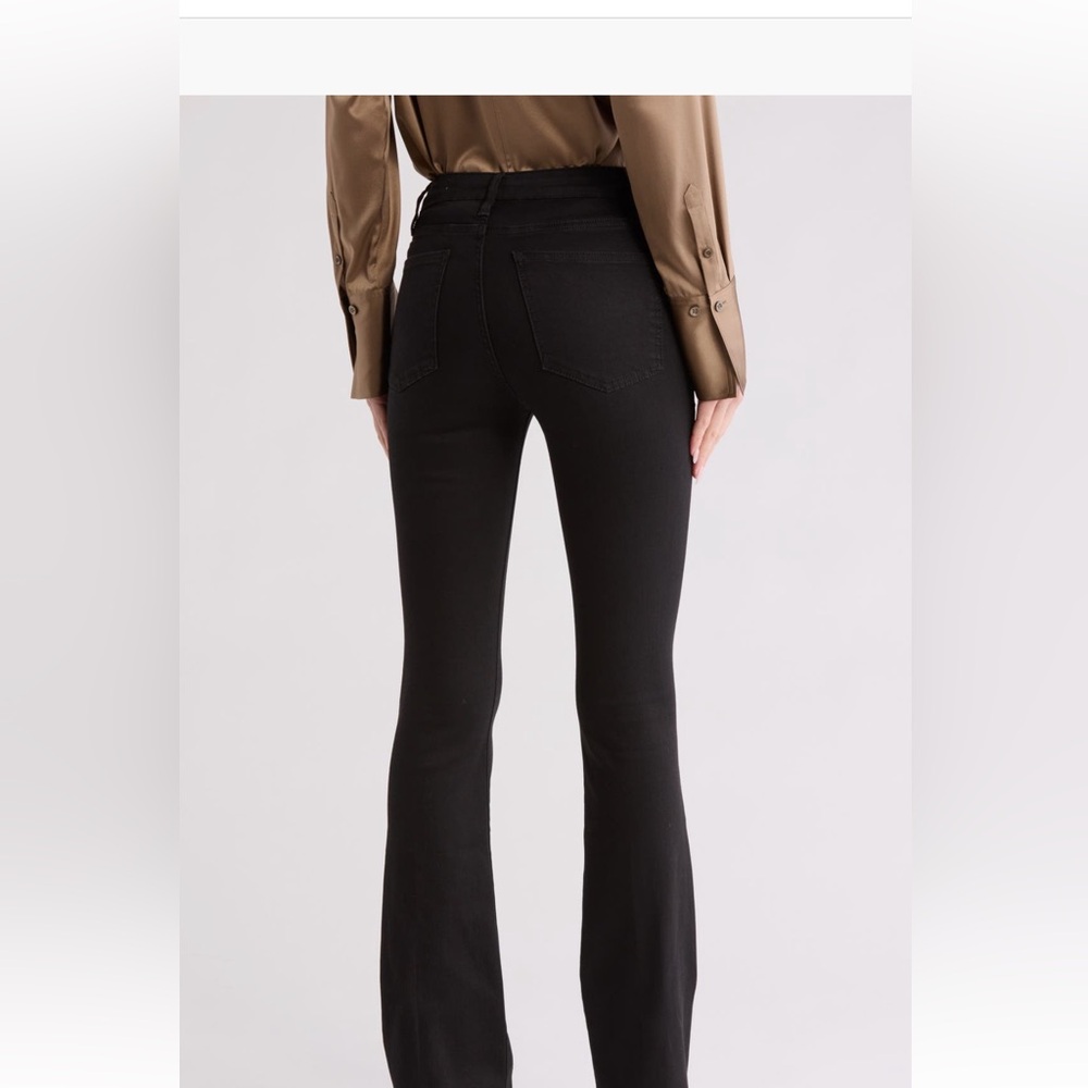 Frame Denim jeans Subtly kicked-out hems balance out the curve-hugging